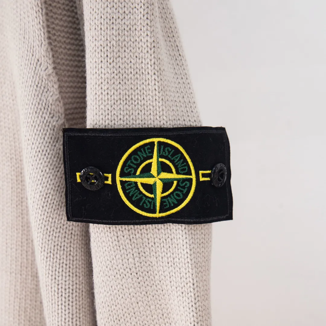 P440 zp version [exclusive supply] Stonelsland Stone Island arm embroidered logo sweater Fabric: 30% wool, 50% cotton, 20% spandex. Accessories: The arm embroidery logo is made of double-layer soft leather, with embroidery logo technology on the surface and embellishment with the brand logo. Comes with laser engraved metal buttons. Process: garment washing-fixing color-fixing pattern-removing wool impurities. This style is woven with a 7-needle imported machine, with knitted threads on the neck and hem, and embroidered logos on the arms to present the brand vision.  Accessories: Customized 1:1 washed trademark Accessories: Customized 1:1 embroidery label Accessories: Customized 1:1 lettering buttons Color: Black Gray Size: S M L XL Number: XS10936
